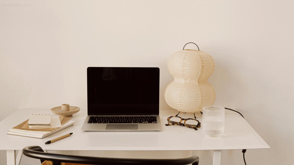 Mesa simples, um celular, um caderno ou um gráfico minimalista de custos baixos.