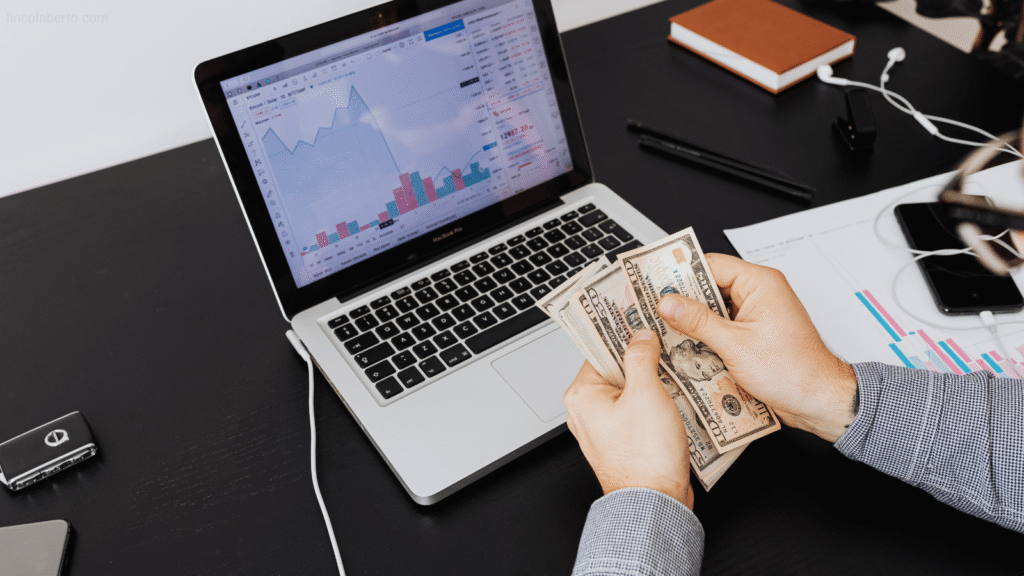 algo que transmita superação, como um notebook com gráficos subindo ou uma pessoa tomando notas com foco